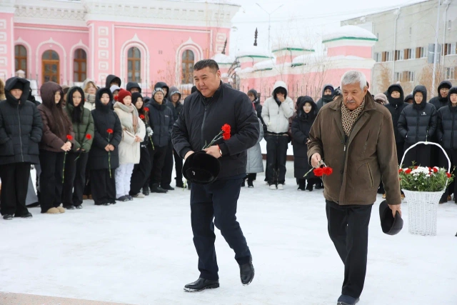 В Якутии возложили цветы к памятнику выдающемуся государственному деятелю республики Илье Винокурову