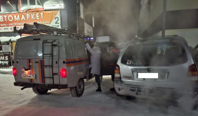 В Нюрбинском улусе спасатели эвакуировали людей, чья машина сломалась на трассе в 45-градусный мороз