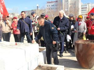 КОММУНИСТЫ ЯКУТСКА ИСПОЛНИЛИ  ПРОЛЕТАРСКИЙ ГИМН “ИНТЕРНАЦИОНАЛ”