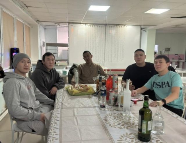 Студенты Вилюйского педколледжа бухают прямо в столовой?