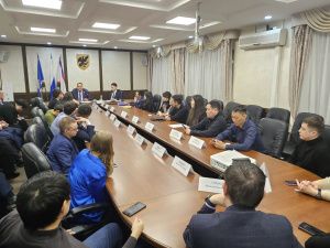Альберт Семенов встретился с новым составом Молодежной палаты Якутска