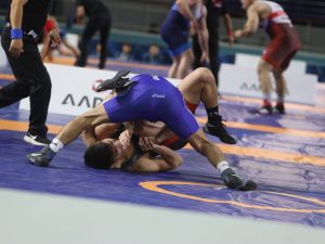 Тринадцать борцов из Якутии прорвались в полуфинал Коркинского турнира