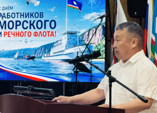 Дмитрий Садовников поздравил работников морского и речного транспорта