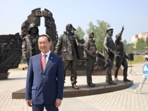 Глава Якутии принял участие в открытии памятника строителям БАМа в Тынде