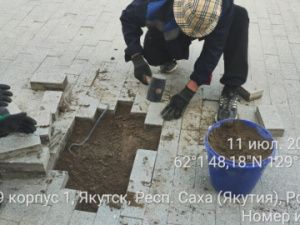 На проспекте Ленина в Якутске устраняют неровности на тротуаре