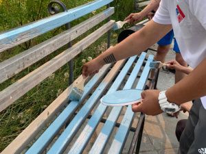 Молодогвардейцы провели косметический ремонт скамеек