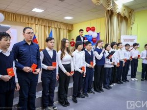 Школьникам Якутска вручили паспорта в День космонавтики