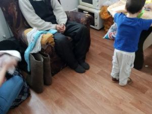 «Антисанитария, вши, отсутствие продуктов». В Якутии у многодетной семьи отобрали детей