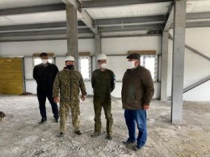 Глава Якутии проверил ход строительства многофункционального спортивного комплекса в Среднеколымске