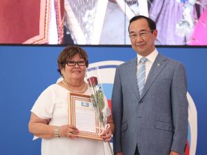 Айсен Николаев наградил волонтёров специальной военной операции