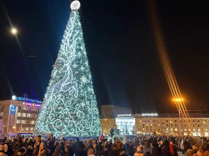 В Якутске зажгли огни первой новогодней ёлки