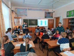 Сотрудники экстренных служб проводят профилактические занятия среди подрастающего поколения