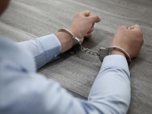 В Якутске мужчина пинками повредил автомобиль бывшей сожительницы