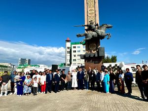 В Якутске в День 82-й годовщины Курской битвы возложили цветы к монументу «Воинам-победителям»