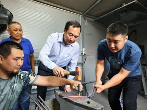 Глава Якутии встретился с мастером-кузнецом Егором Федоровым