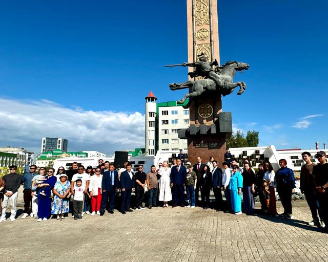 В Якутске в День 82-й годовщины Курской битвы возложили цветы к монументу «Воинам-победителям»