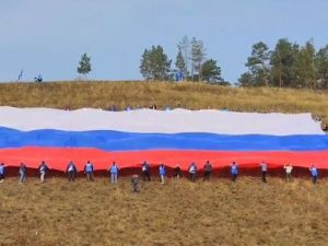В Якутске развернули самый большой флаг России на Дальнем Востоке