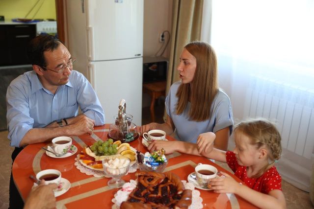 Айсен Николаев проведал семью военнослужащего в Ленском районе