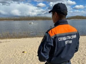 Двух сотрудников дочерней компании «Росатома», утонувших на реке Яна в Усть-Янском улусе, найти не удалось. Спасатели прекратили поиски
