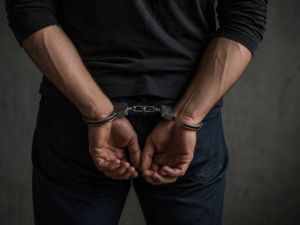 Пьяный житель Якутска залез через открытое окно в чужую квартиру на первом этаже и украл золотые украшения