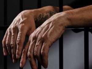 В Якутии на территории исправительной колонии осужденный угрозами и с применением насилия вымогал деньги