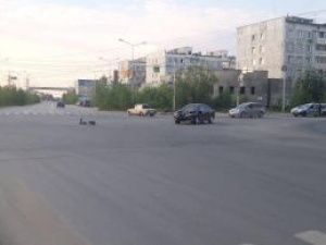 В Якутске молодой человек на электросамокате получил множество травм, столкнувшись ночью с автомобилем