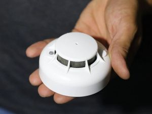 С 2019 года около 5 тысяч социально-незащищенных семей Якутии обеспечены системами обнаружения пожара в домах