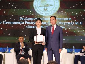 В Якутии в день рождения Михаила Николаева вручили стипендии «Знанием победишь»