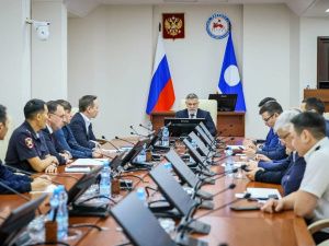 Кирилл Бычков поручил ускорить открытие переправы Жатай - Техтюр на реке Лене для возобновления перевозок легковых машин