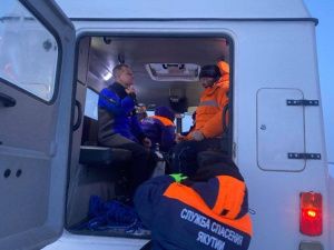 По факту провала под лед реки Лены трактора с двумя людьми проводится процессуальная проверка