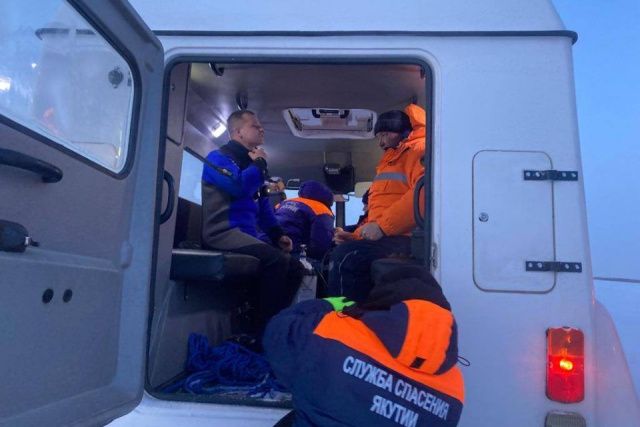 По факту провала под лед реки Лены трактора с двумя людьми проводится процессуальная проверка