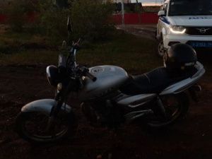 В Нюрбе во время погони мотоциклист столкнулся с патрульной машиной