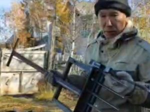 Видеофакт: житель Таттинского улуса смастерил лопату для быстрого выкапывания картофеля