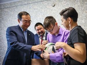 Айсен Николаев навестил родителей бойца СВО в Олекминском районе