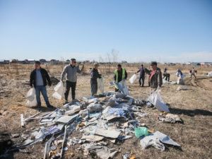 Год добрососедства: жители села Пригородный провели экологическую акцию по очистке Зеленого луга