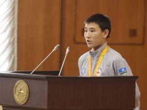 Глава Якутии вручил денежные сертификаты медалистам игр «Дети Азии»