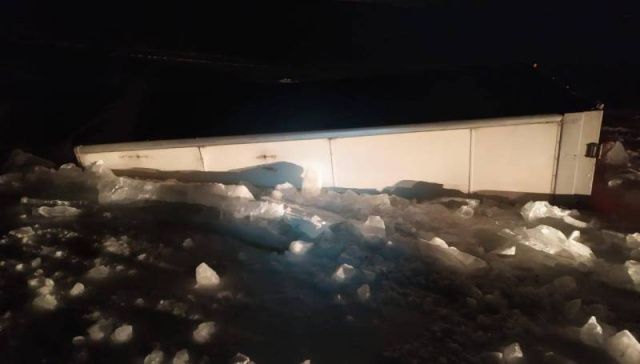На переправе Хатассы — Павловск грузовик провалился под лед 