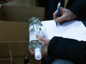 В Якутске у водителя микроавтобуса изъяли более 3000 бутылок контрафактной водки