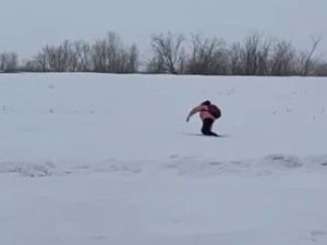 Жители пригородов Якутска бьют тревогу: Маленькая девочка идет к реке Лене по глубокому снегу