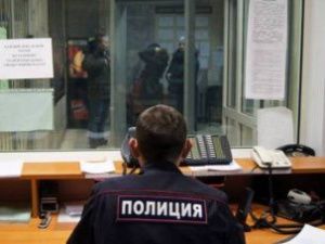 Мужчина украл телефон у школьника