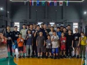 Мастер-класс для детей Якутска провёл чемпион мира по боксу Мерей Акшалов