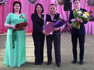 Школьники Губинского округа поздравили ветеранов ВОВ