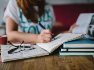 Роспотребнадзор просит школьников Якутии оставаться дома во время каникул