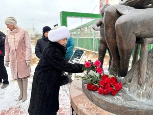 К памятнику кормящей матери в Якутске возложили цветы