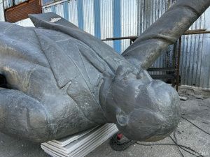 Фото и видео: мастера приступили к завершающему этапу реставрации памятника Ленину в Якутске