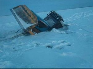 На переправе Покровск — Жемкон трактор провалился под лед