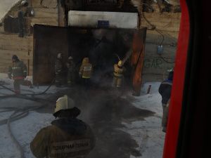 Огнем уничтожен арочный гараж с 7 автомобилями