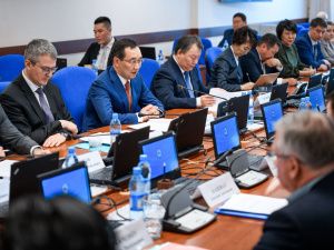 Айсен Николаев и Константин Цицин обсудили реализацию второго этапа программы по переселению граждан из аварийного жилья