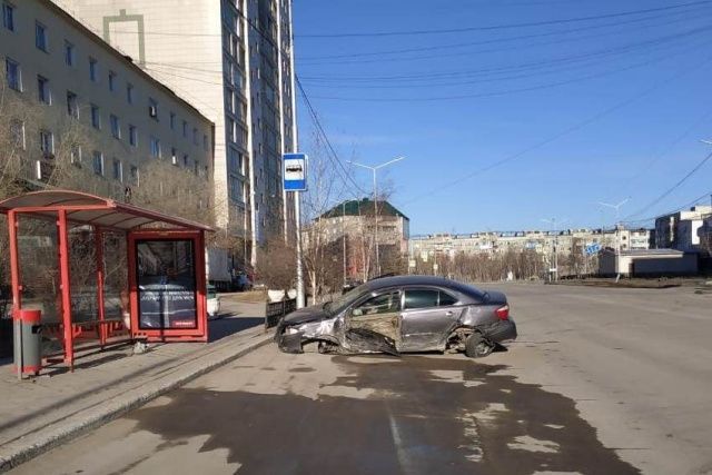 В Якутске нетрезвый водитель наехал на столб