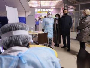 Айсен Николаев проверил работу пунктов вакцинации в Якутске